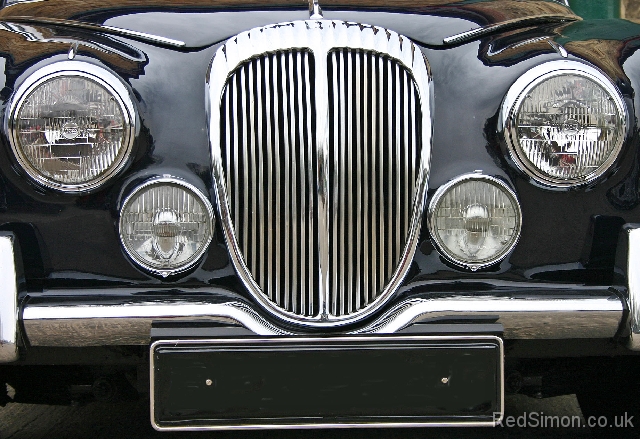 g_Daimler V8 250 grille