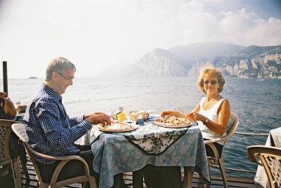 Simon and Biddi eat a Lakeside Lunch, October 2003